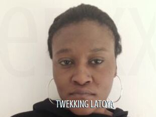 TWEKKING_LATOYA